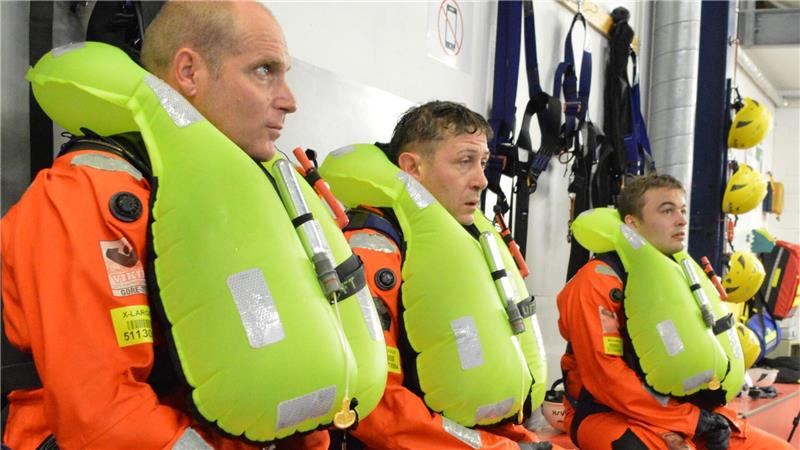 Vom Überleben auf rauer See: So hart ist das Offshore-Training in Bremerhaven Verschnaufpause: Die angehenden Servicetechniker für Offshore-Windkraftanlagen André Ullert (Mitte) und Luka (rechts) und Risikoingenieur Oliver Höck (links) bei einem Kursus für das Überleben auf See. Foto: Saure
