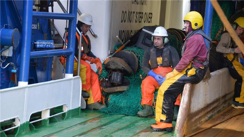 Verschnaufpause an Deck. Die Fischer auf der „Iris“ arbeiten zu unregelmäßigen Zeiten, häufig auch abends und nachts.