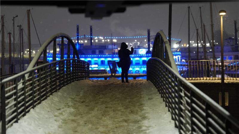 Bei Verstößen gegen Schneeräumpflicht droht 150 Euro Bußgeld Verschneite Brücken und Gehwegstrecken ohne Anlieger sollen in Hamburg von der Stadtreinigung geräumt werden.