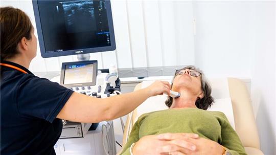 Versicherte, die das Hausarztmodell in Anspruch nehmen, binden sich für mindestens ein Jahr an einen Hausarzt oder eine Hausärztin - und verpflichten sich dazu, bei gesundheitlichen Problemen immer zuerst dort hinzugehen.