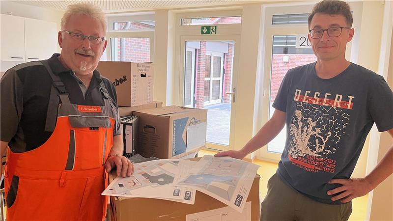 Kletterwand und Lesekojen: Die ersten Tage in der neuen Grundschule Hammah Versiert im Umzugsstress: Hausmeister Klaus Schlesselmann (rechts) und Frank Schreiber vom Bauhof packen aus und bauen auf.