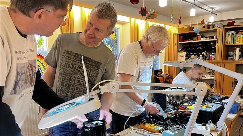 Versierte Tüftler bei der Arbeit: Detlef Hiemer, Erhard Meyer, Rainer Sanders und Diab Alfreajat.