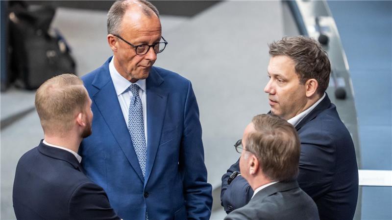 Koalition: Versöhnliche Töne angesichts vieler Baustellen Versöhnliche Tonlage: Kanzler Merz spricht mit SPD-Generalsekretär Klüssendorf (links) und SPD-Chef Klingbeil (ganz rechts) im Bundestag. (Archivbild)
