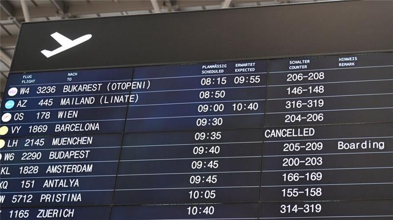 Unzählige Glatteisunfälle im Süden Deutschlands Verspätungen und ein Ausfall eines Flugs werden auf einer Anzeigentafel am Flughafen Stuttgart angezeigt.