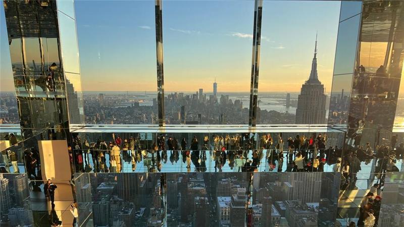 Teure beste Aussicht - New Yorks Wolkenkratzer im Wettbewerb Verspiegelter Blick aufs Empire State Building.