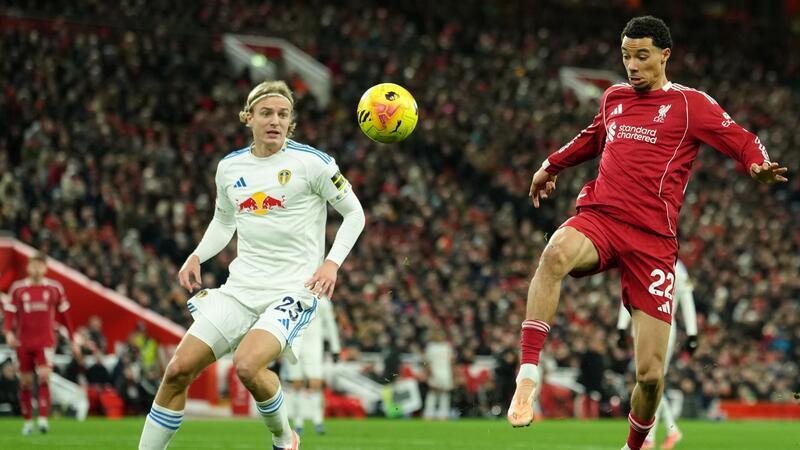 Verstärkt den HSV: Abwehrspieler Sebastiaan Bornauw (l.). (Archivbild)