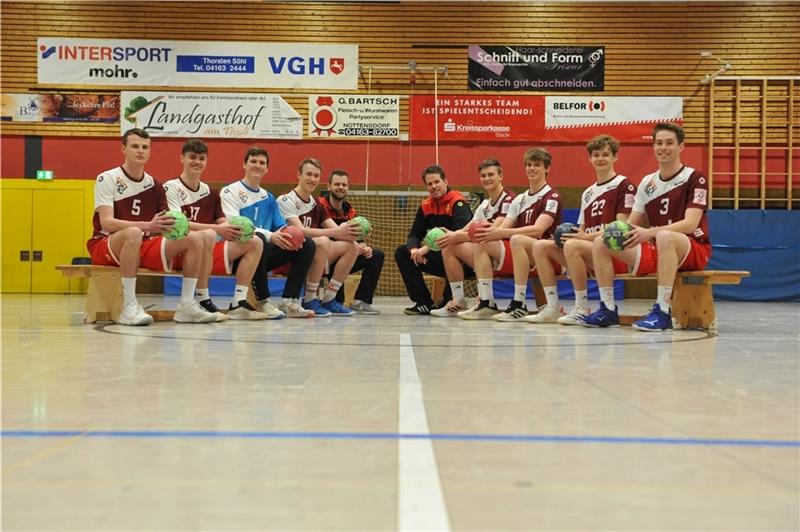 VfL Horneburg: Der Umbruch mit den jungen Wilden Verstärkung aus der A-Jugend für das Männer-Team (von links): Philipp Düselder, Justin Saul, Bjarne Maerz, Ole Hagedorn, Co-Trainer Christopher Buck, Trainer Christoph Hagedorn, Jonas Gerkens, David Lüer, Tim Kröger und Jakob Hansen. Fotos: