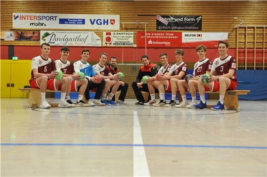 Verstärkung aus der A-Jugend für das Männer-Team (von links): Philipp Düselder, Justin Saul, Bjarne Maerz, Ole Hagedorn, Co-Trainer Christopher Buck, Trainer Christoph Hagedorn, Jonas Gerkens, David Lüer, Tim Kröger und Jakob Hansen. Fotos: