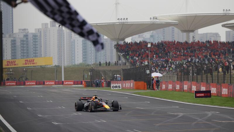 Verstappen-Show in Shanghai: Erster Sieg in China Verstappen dominierte das Rennen in Shanghai.