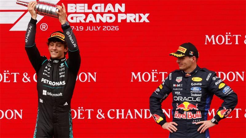 Teenager auf Rekordjagd: Ist Antonelli noch zu stoppen? Verstappen (rechts) kann nur zuschauen, wie Antonelli den Siegerpokal in die Luft reckt.