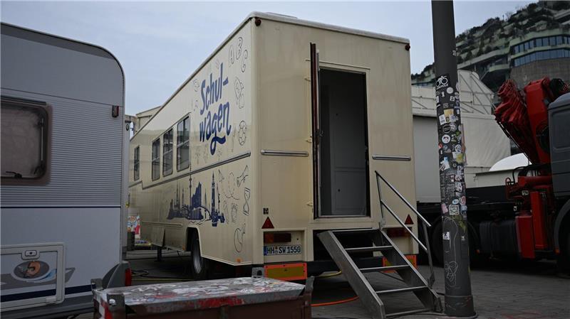 Lernen mitten auf dem Rummel: Hamburger Domschule wieder in Betrieb Versteckt in der zweiten Reihe hinter den Fahrgeschäften liegt der Schulwagen.