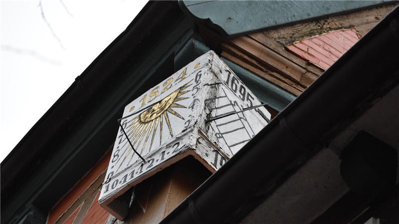 Verstecktes Detail: Diese Sonnenuhr von 1695 ist an einem Giebel zwischen St.-Cosmae-Kirche und Johanniskloster zu finden.