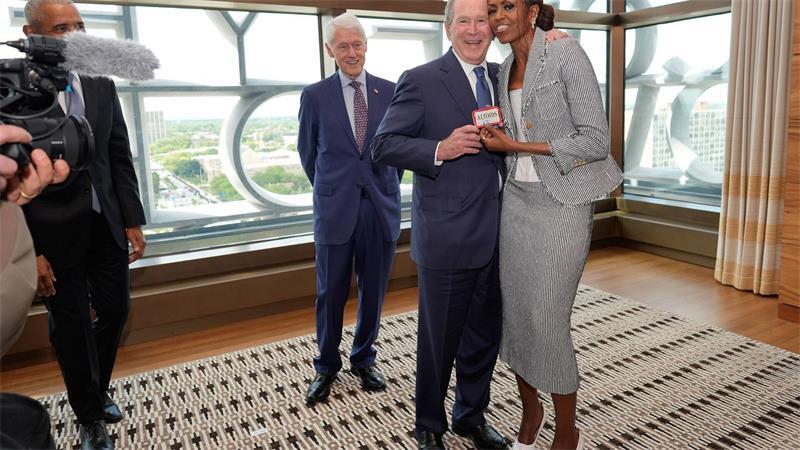 Bush wird 80: Verhilft Trump ihm zu einem besseren Ruf? Verstehen sich: Die Obamas und die Bushs (Archivbild).