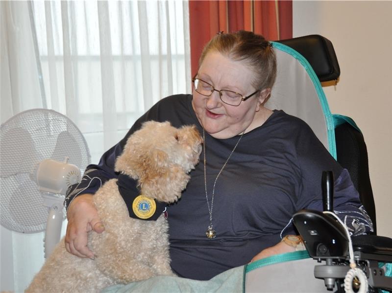Wenn Besuchshunde in Buxtehude ein Stück Glück ins Seniorenheim bringen Verstehen sich auch ohne Worte: Rosa und Gertrud Wirrmann. Foto: Felsch