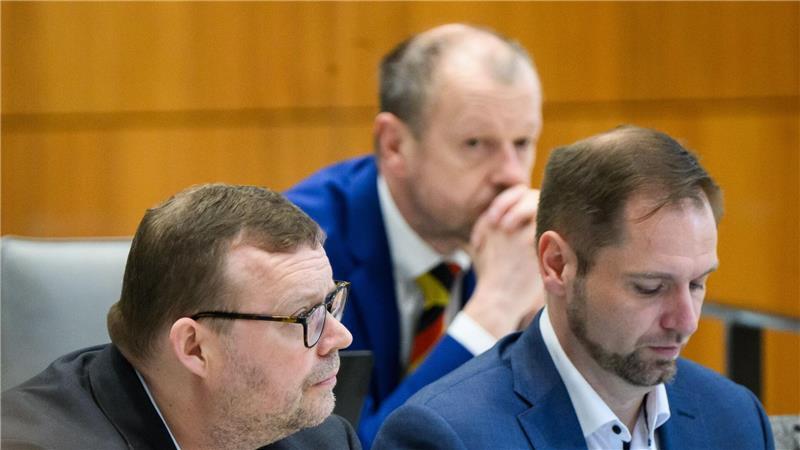 Verstehen sich gar nicht gut: Ansgar Schledde (links), Vorsitzender der AfD in Niedersachsen, und Stefan Marzischewski-Drewes (hinten) im niedersächsischen Landtag. Rechts sitzt Stephan Bothe (alle drei AfD). (Archivbild)