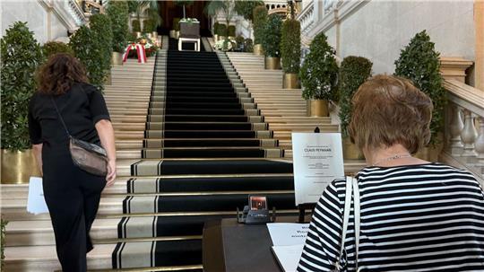 Verstorbene Ehrenmitglieder des Burgtheaters werden traditionell mit großer Geste verabschiedet.