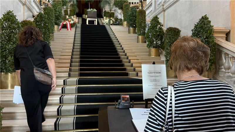 Prozession für gestorbenen Peymann in Wien Verstorbene Ehrenmitglieder des Burgtheaters werden traditionell mit großer Geste verabschiedet.