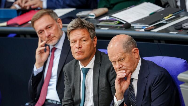 Zieltermin nicht zu halten: Ampel ringt weiter um Haushalt Versuchen seit Wochen, eine zweistellige Milliardenlücke in der Etatplanung für 2025 zu stopfen: Christian Lindner, Robert Habeck und Olaf Scholz (v.l.n.r.).