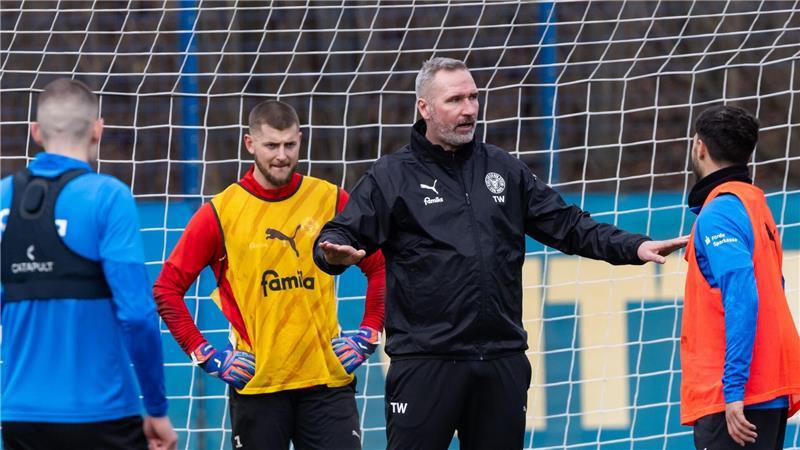 Zurück bei Freunden von der Förde: Walter soll Kiel retten Versucht, Holstein Kiel wieder auf Kurs zu bringen: Trainer Tim Walter (2.v.r).