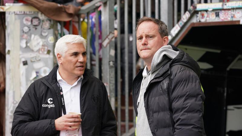 „Ein Trugschluss“: Pauli-Präsident verteidigt Kaderplanung Verteidigen St. Paulis Kaderplanung: Sportchef Andreas Bornemann (l) und Präsident Oke Göttlich.