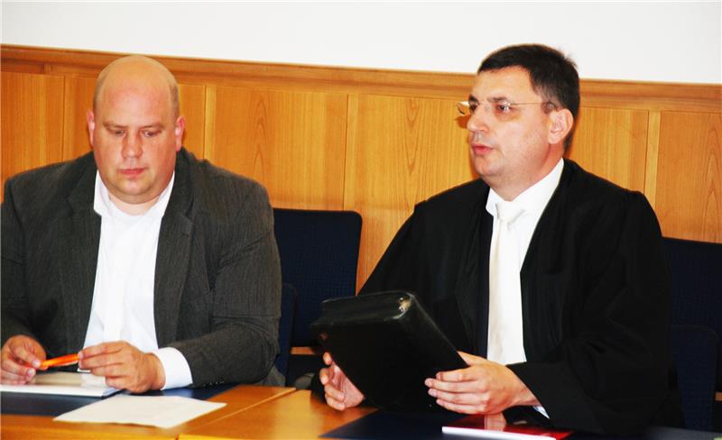 Der Betrüger aus Buxtehude Verteidiger Frank Jansen hält seinen Mandanten Jens L. wegen dessen Spielsucht für nicht voll schuldfähig. Foto Schwartau