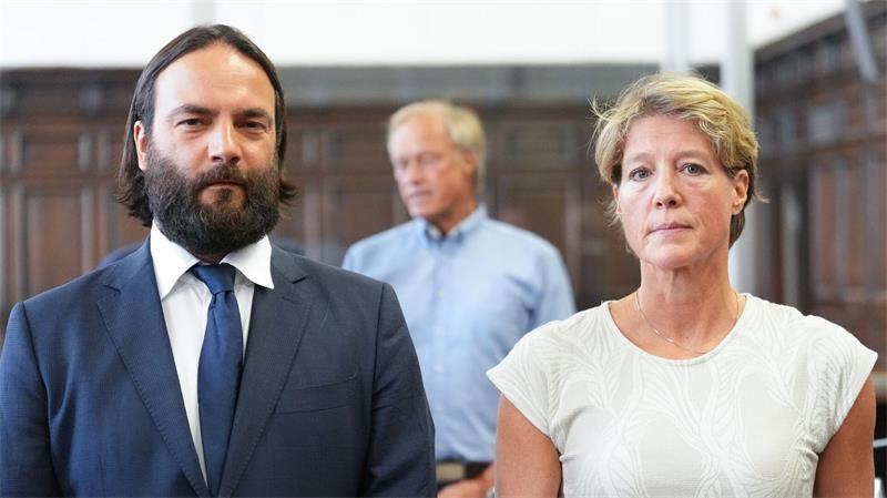 Verteidiger Ingo Bott (l) hat im Namen der Angeklagten Christina Block einen Befangenheitsantrag gegen die Vorsitzende Richterin Isabel Hildebrandt gestellt.