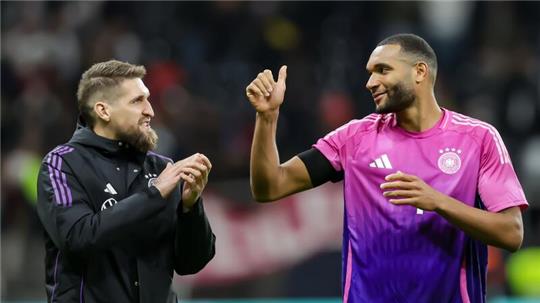 Verteidiger Jonathan Tah (r) kann nach seiner Nominierung mit einer EM-Teilnahme planen.