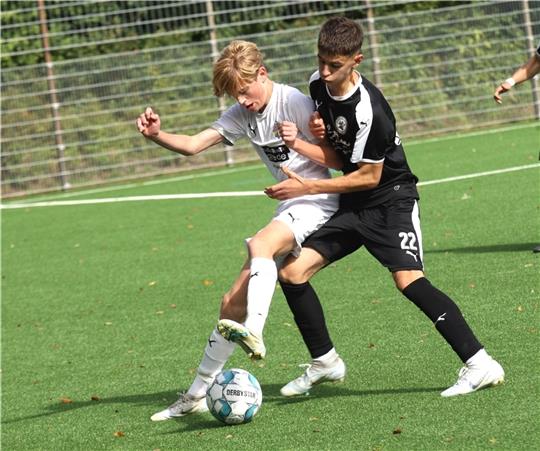 Verteidiger Tjade Motzkus (links) sorgte nach der Pause dafür, dass der Gegner nicht zu zwingenden Chancen kam. Foto: Krause