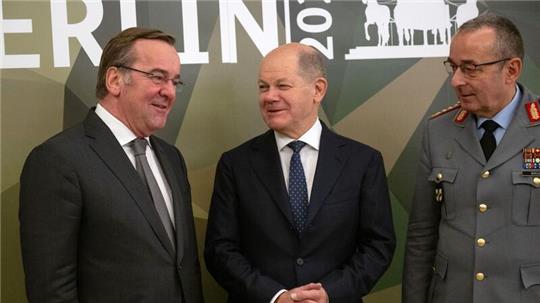 Verteidigungsminister Boris Pistorius, Bundeskanzler Olaf Scholz (beide SPD) und Carsten Breuer, Generalinspekteur der Bundeswehr.