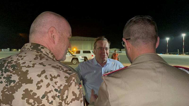 Pistorius im Niger - erstes Ministergespräch nach Putsch Verteidigungsminister Boris Pistorius (M) kommt am Flugafen in Niamey an.