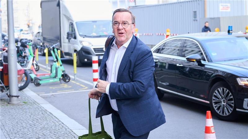Verteidigungsminister Boris Pistorius (SPD) kommt zur Fortsetzung der Koalitionsverhandlungen mit der Union in die bayerische Landesvertretung.