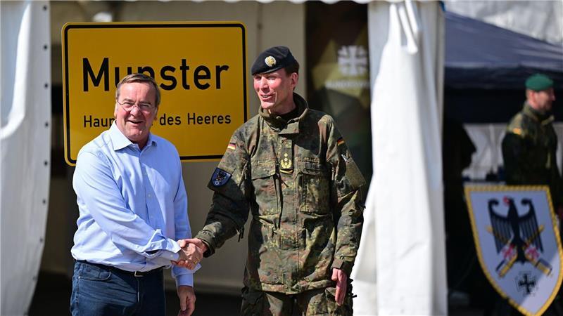 Verteidigungsminister Boris Pistorius (SPD, l) wird von Christian Freuding, Inspekteur des Heeres, in Munster begrüßt.