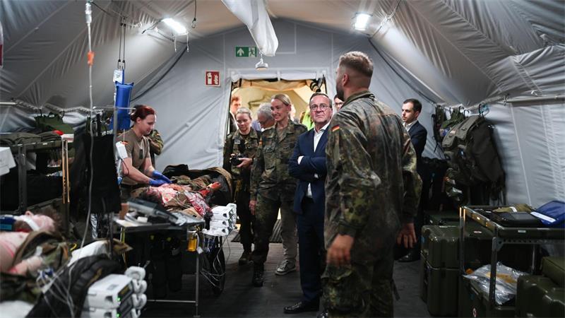 Verteidigungsminister Boris Pistorius (SPD) ließ sich die Arbeit des Sanitätsdienstes in einem Luftlande-Rettungszentrum zeigen. 