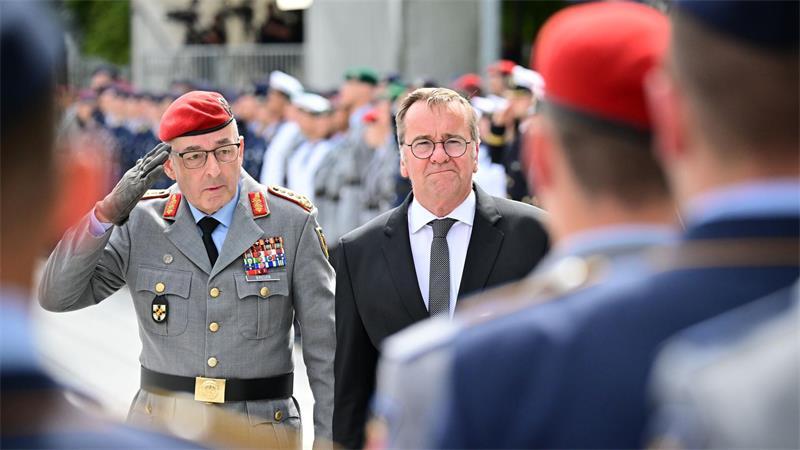 Deutscher General wird Chef von Nato-Militärausschuss Verteidigungsminister Boris Pistorius (SPD) muss nach der Wahl Breuers entscheiden, wen er an die militärische Spitze der Bundeswehr setzt. (Archivbild)