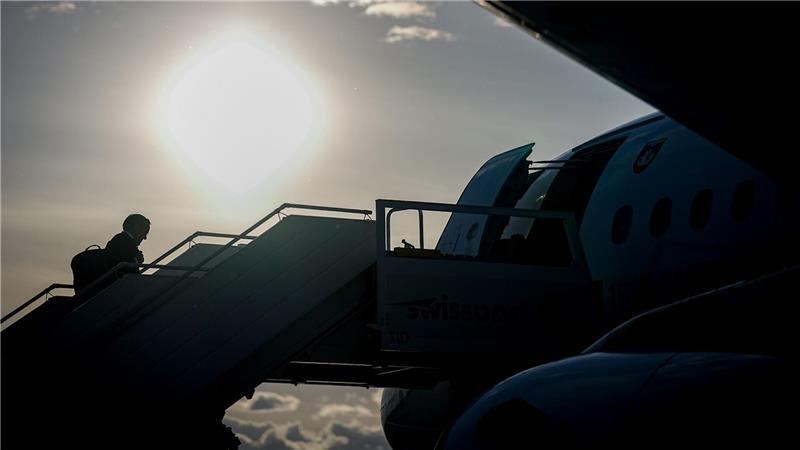 Verteidigungsminister Boris Pistorius geht in Ottawa die Gangway zum A319 der Luftwaffe für den Rückflug nach Deutschland hinauf.