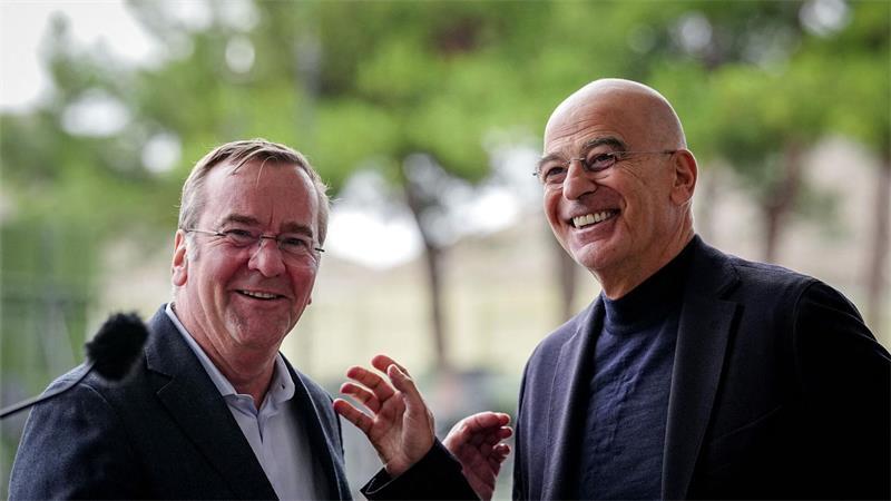 Scharfes Schießen: Luftverteidigung nimmt „Meilensteine“ Verteidigungsminister Boris Pistorius (l) traf auf Kreta auch seinen griechischen Amtskollegen Nikos Dendias.
