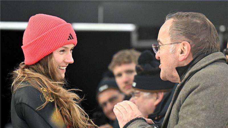 Verteidigungsminister Boris Pistorius sah sich an der Bahn Laura Noltes Rennen an.