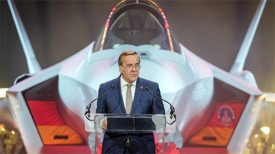 Verteidigungsminister Boris Pistorius vor der F-35
