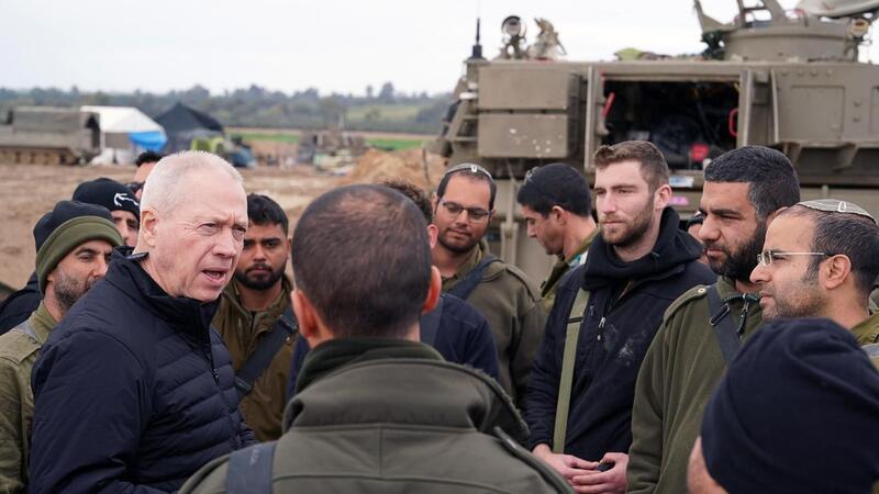 Verteidigungsminister Joav Galant (l)bricht nach Angaben seines Ministeriums heute nach Washington auf.
