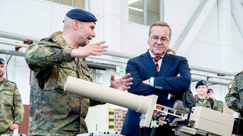 Verteidigungsminister Pistorius ließ sich bei seinem Besuch beim Objektschutzregiment die Funktion eines Störsenders gegen Drohnen erklären.