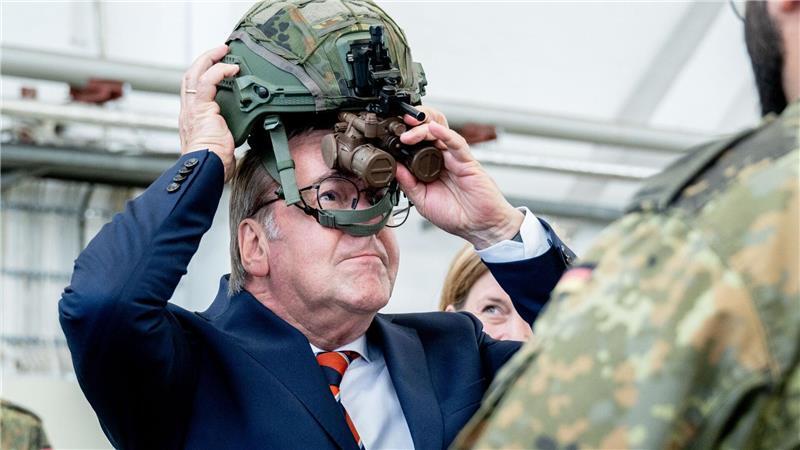 Verteidigungsminister Pistorius ließ sich bei seinem Besuch in Friesland die Technik der Drohnenabwehreinheit zeigen.