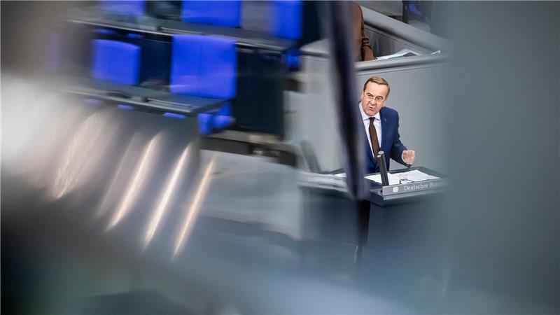Verteidigungsminister Pistorius spricht im Bundestag bei der Debatte zum Wehrdienst-Modernisierungsgesetz. 