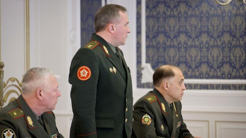 Verteidigungsminister Viktor Chrenin (M) hat die Militärdoktrin von Belarus überarbeitet.