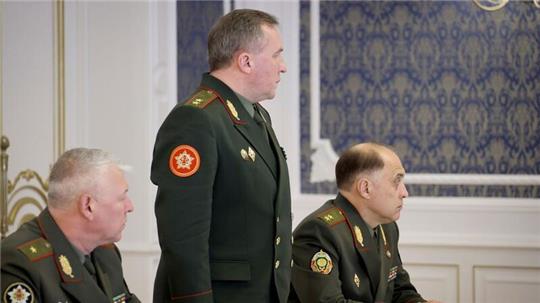 Verteidigungsminister Viktor Chrenin (M) hat die Militärdoktrin von Belarus überarbeitet.