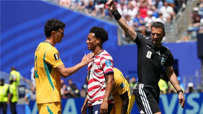 Krämpfe beim WM-Debüt: Zwayers starke Leistung getrübt Verteilte sieben Gelbe Karten: Felix Zwayer.