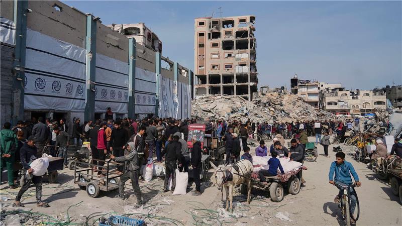 Hunderte Palästinenser in Gaza demonstrieren gegen den Krieg Verteilung von humanitären Hilfsgütern in Dschabalija.