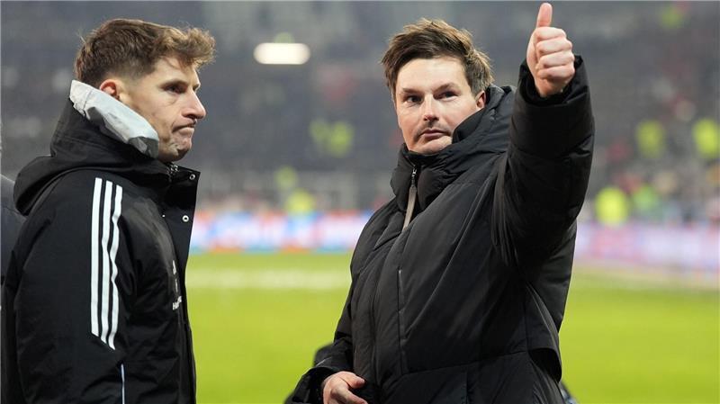 Vertrat seinen Chef Merlin Polzin (r) in der Spieltags-Pk: HSV-Co-Trainer Loic Favé (l)