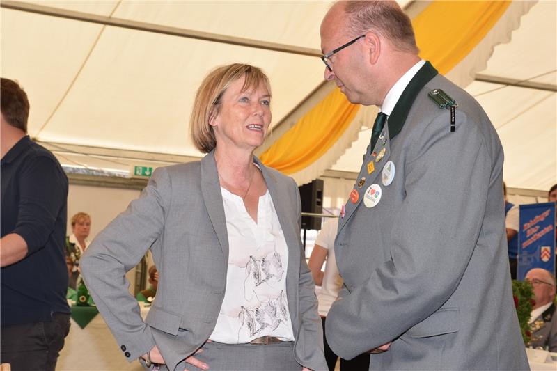 Vertraut: Bürgermeisterin Silvia Nieber und ihr Stellvertreter wie Herausforderer Sönke Hartlef.