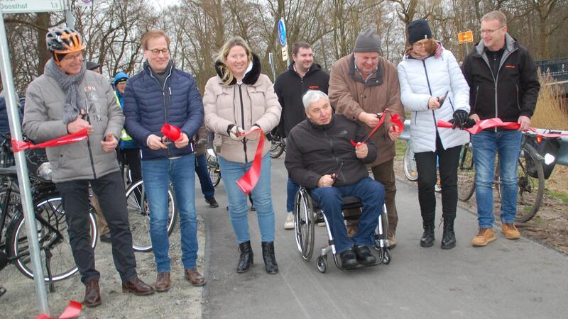 Vertreter aus Politik und Verwaltung eröffneten den neuen Radweg von Kakerbeck nach Wohlerst.