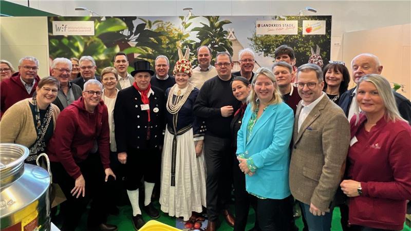 Vertreter aus Politik und Wirtschaft beim gemeinsamen Foto mit dem Standteam der Grünen Woche 2026 in Berlin.